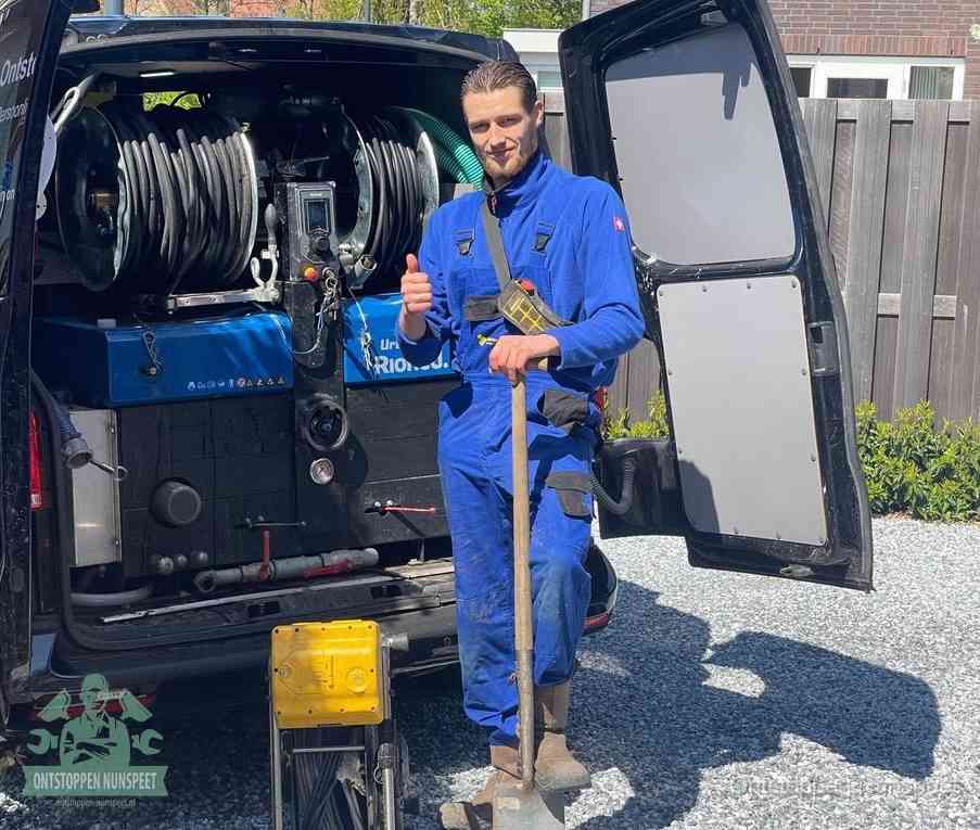 Een tevreden monteur met opgestoken duim naast de bestelbus, slim ingrijpen bespaart kosten bij een verstopte afvoer in Nunspeet