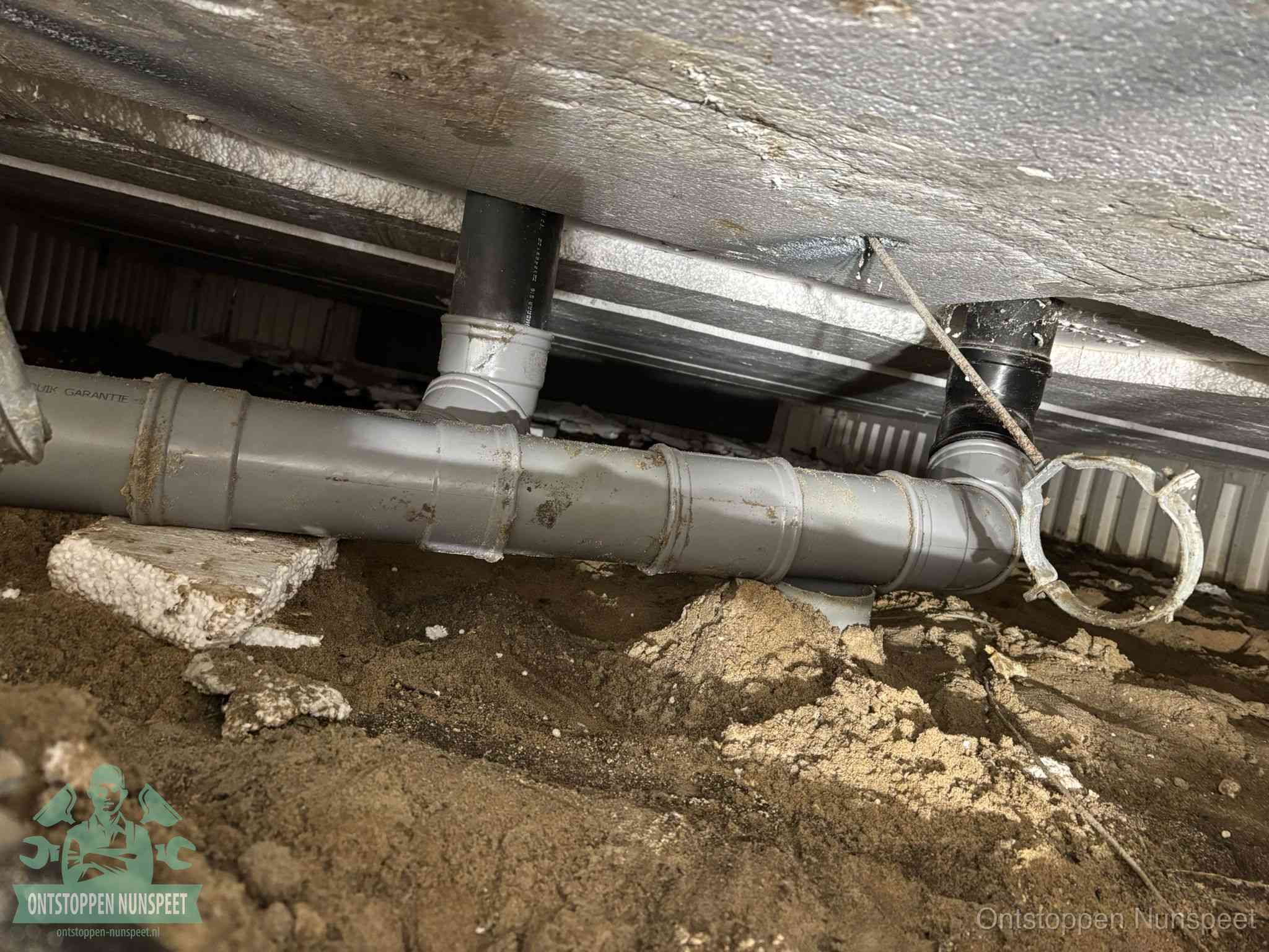 PVC-buizen in de kruipruimte van een gemengd of gescheiden rioolstelsel in Nunspeet