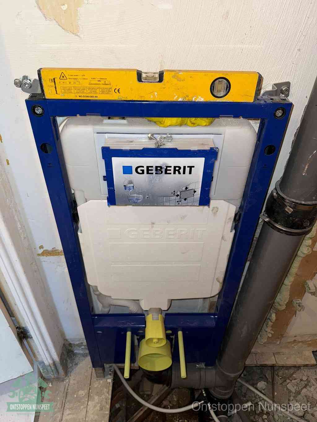Een Geberit inbouwreservoir met frame voor een hangtoilet tegen de wand, met de afvoerbocht naar de vloer, kenmerkend voor een verstopt hangtoilet in Nunspeet