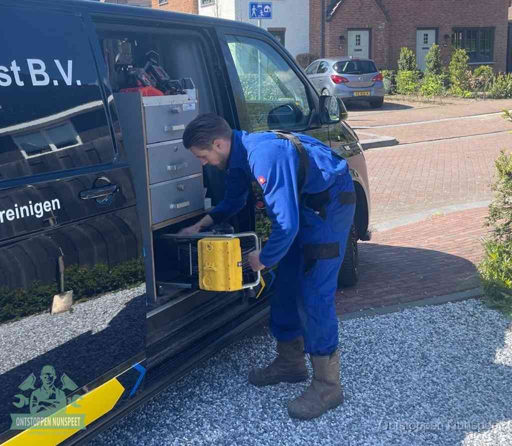 Een monteur pakt apparatuur uit de bedrijfsbus voor service aan huis, het moment om een professional in te schakelen in Nunspeet