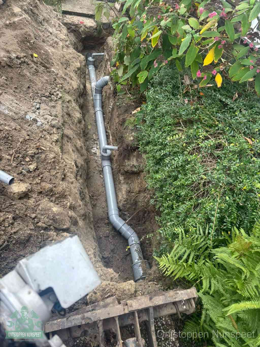 Open sleuf met nieuwe PVC-buizen, riool repareren en vervangen in Nunspeet