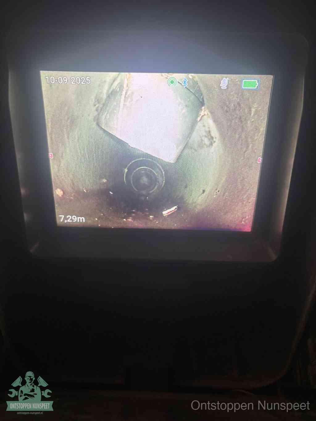 Camerabeeld van een verzakte rioolbuis diep onder de grond, een rioolverzakking in Nunspeet