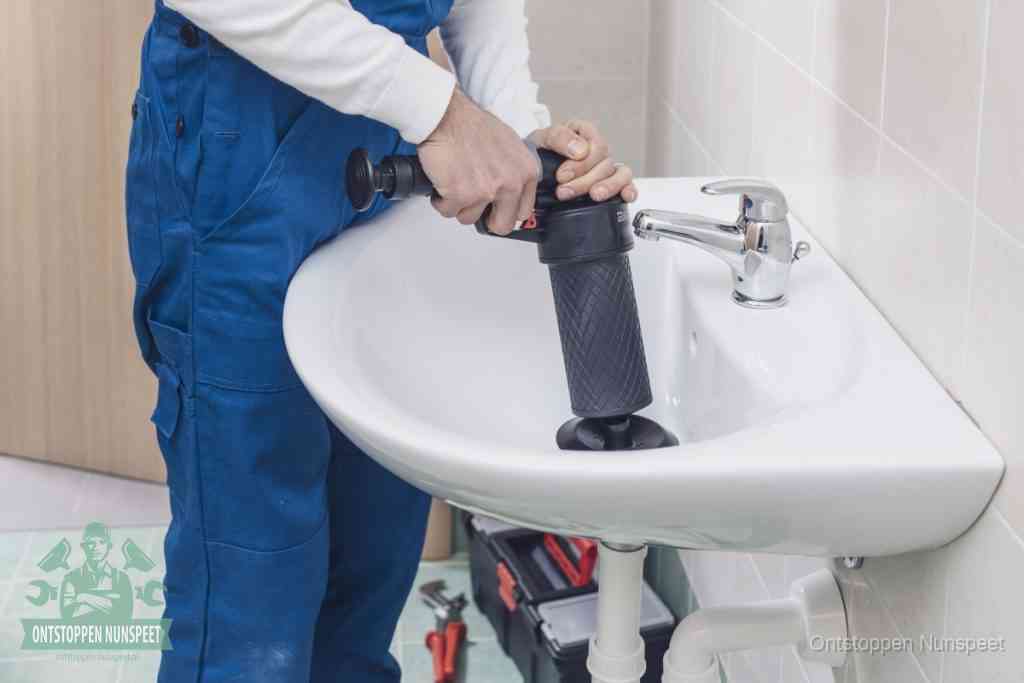 Een te ruwe doe-het-zelf poging met een hand-pomp op de afvoer van een badkamer-wastafel, een van de veelgemaakte fouten bij afvoer ontstoppen in Nunspeet