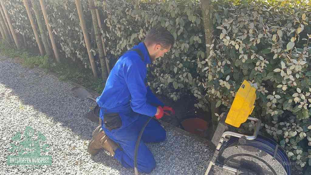 Monteur aan het werk bij een rioolput, de werkwijze voor riool ontstoppen in Nunspeet