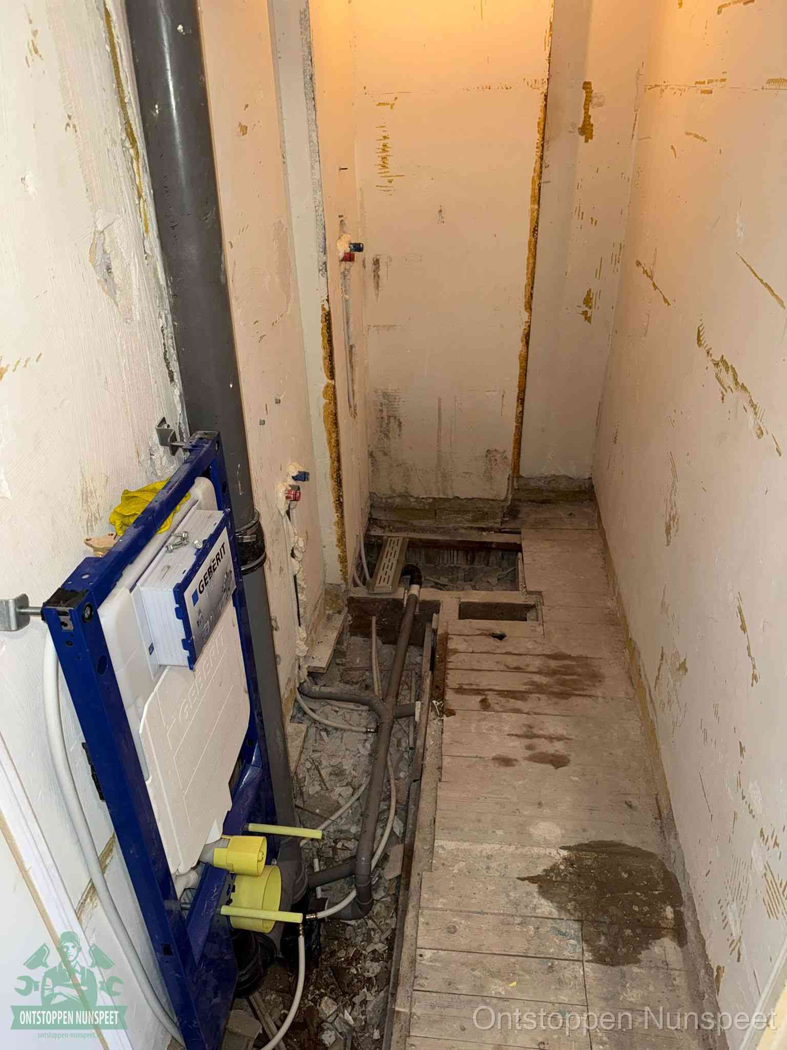 Een opgebroken toiletruimte tijdens renovatie met een Geberit inbouwreservoir en blootliggende oude afvoerleidingen, typisch voor oudere woningen in Nunspeet