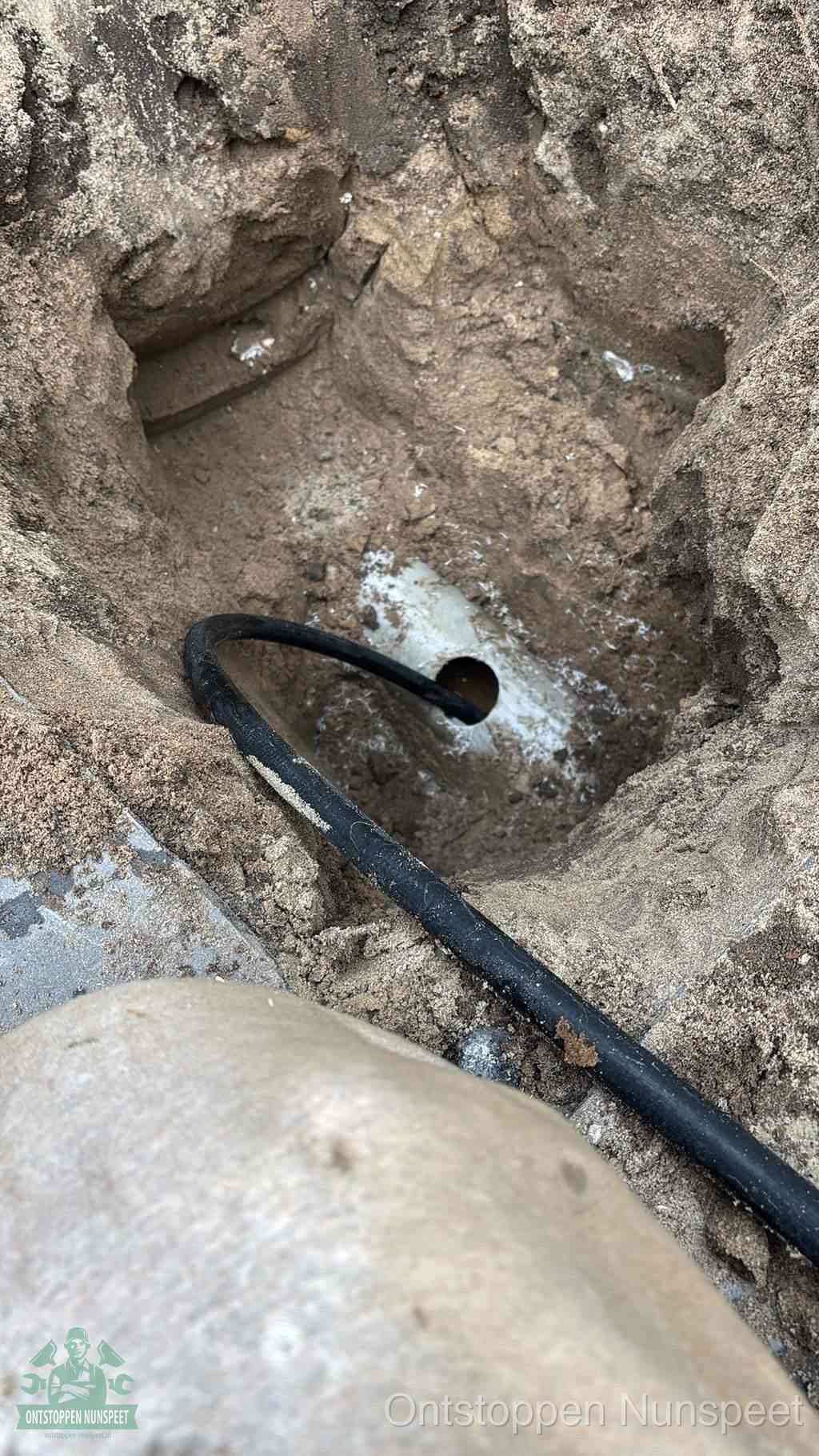 Uitgegraven rioolbuis in de grond, hulp om zelf het riool te ontstoppen in Nunspeet